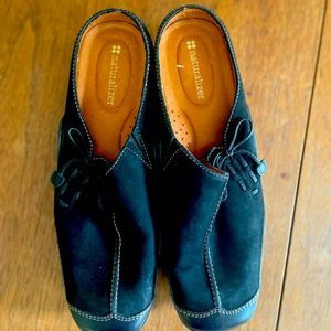 Excellent condition Naturalizer slides size 8.